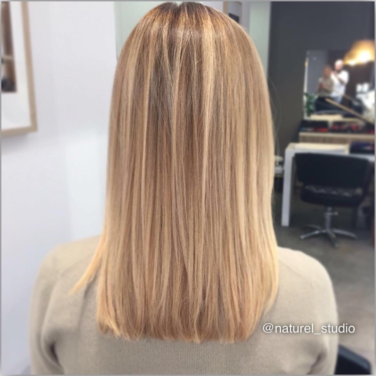 Ровная стрижка на средние волосы вид сзади