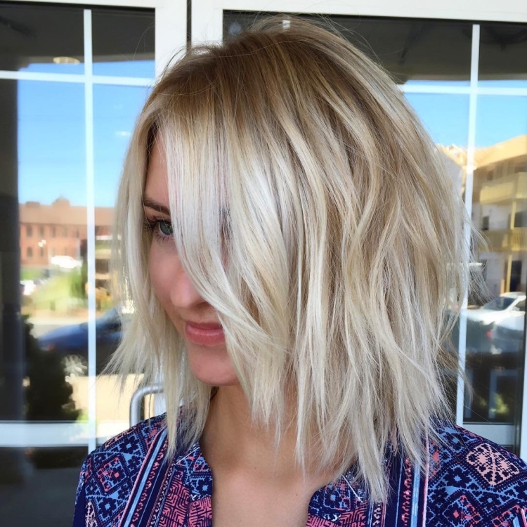 Стрижка Шегги Боб на средние волосы