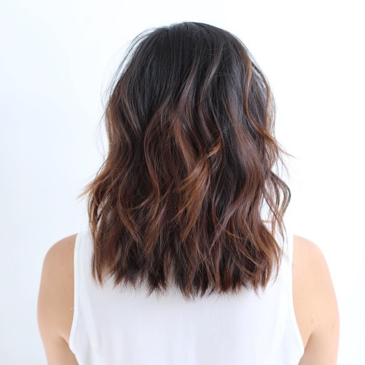 Волосы средней длины со спины