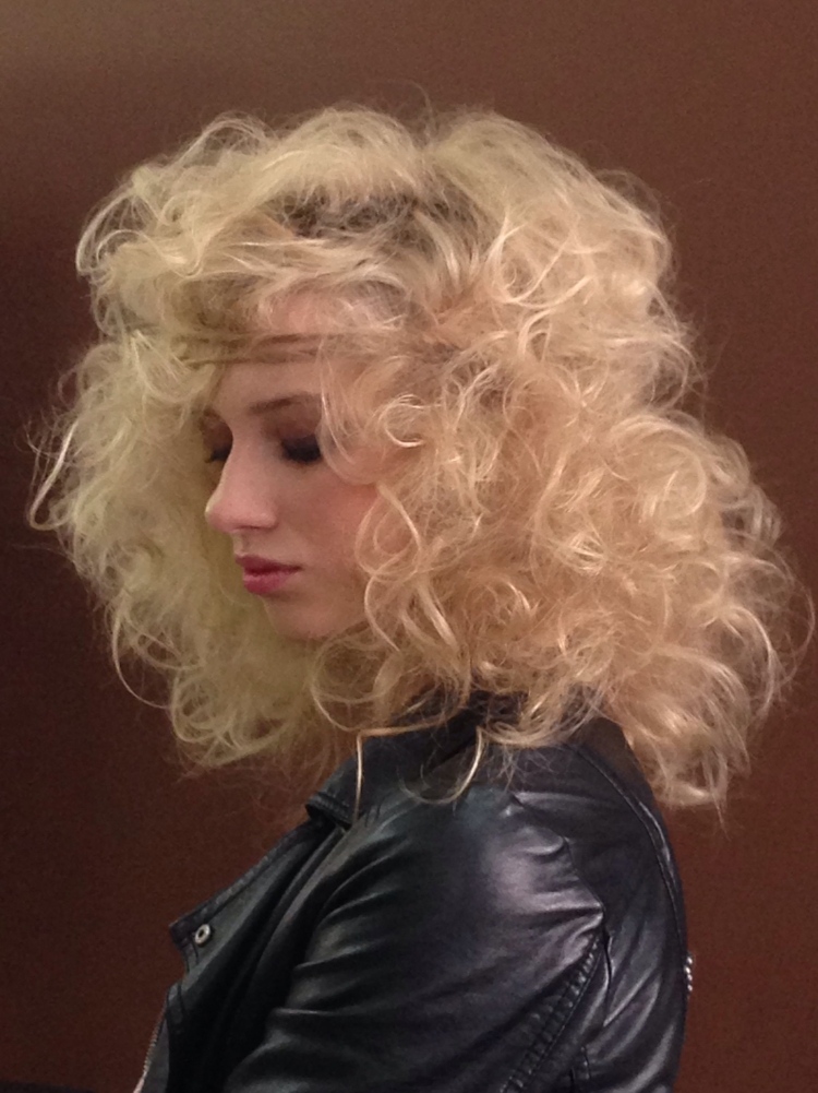 Милые стрижки средней длины