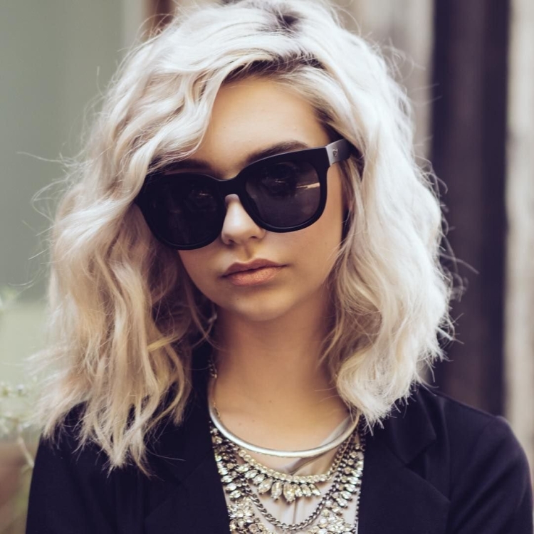 Прическа с колечками в косичках