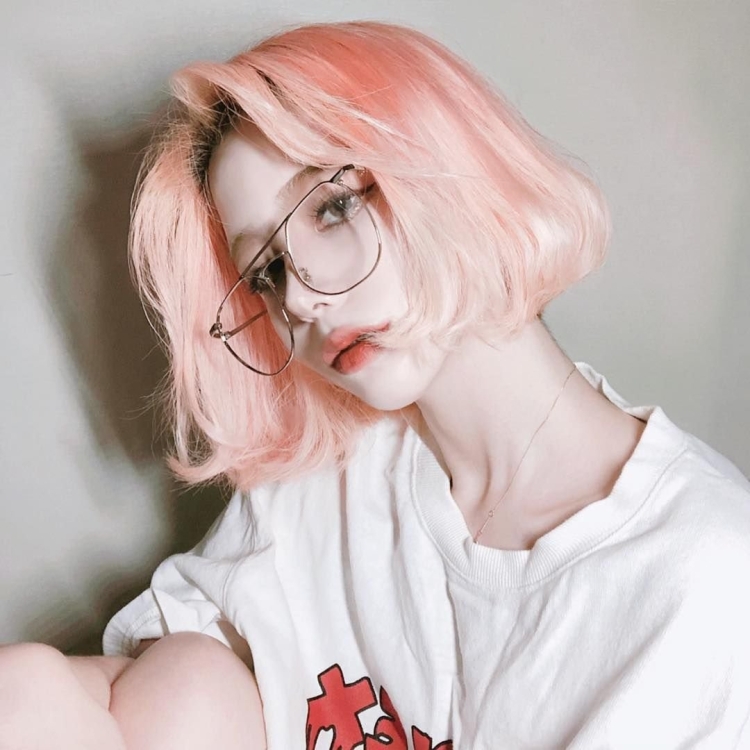 Кира Рауш розовые волосы