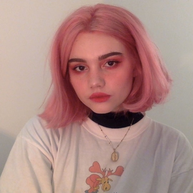 Девочка с короткими розовыми волосами