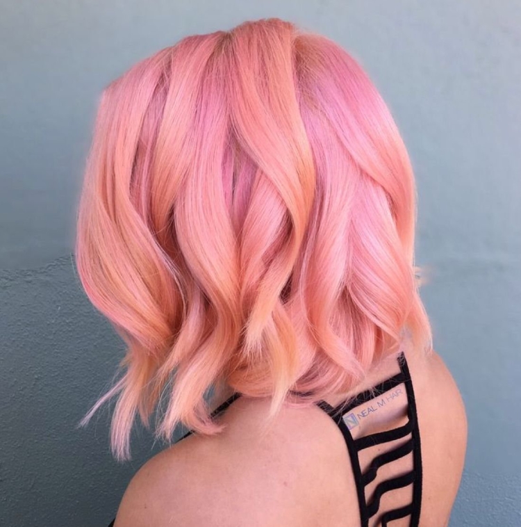 Персиково розовые волосы короткие