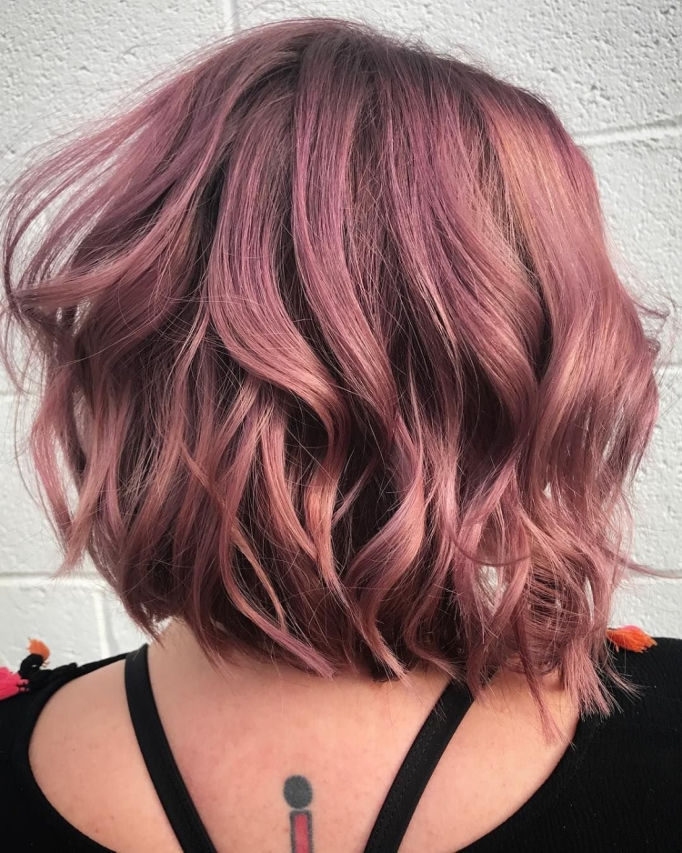 Розовое окрашивание на средние волосы