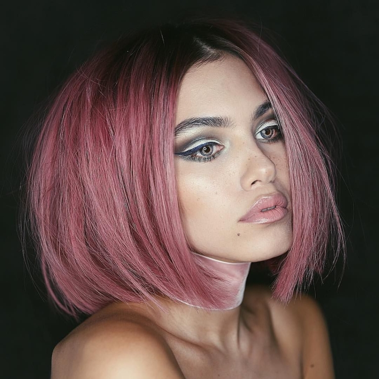 Розовое каре с темными корнями