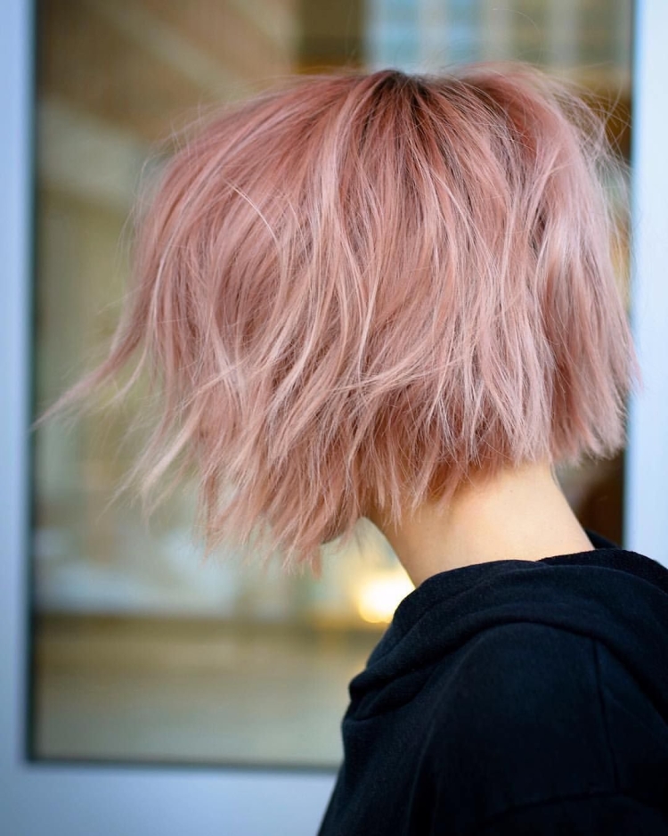Светло розовые волосы короткие