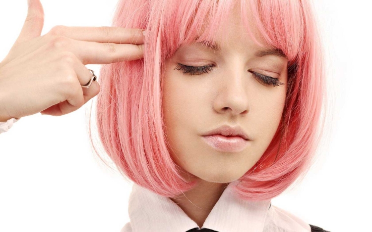 Эшли Смит с розовыми волосами