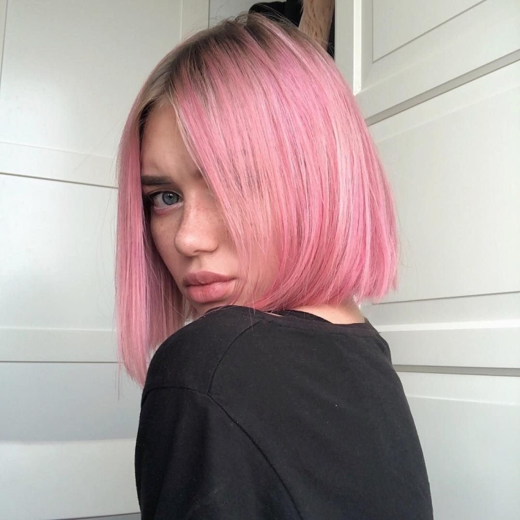 Нежно розовые волосы каре