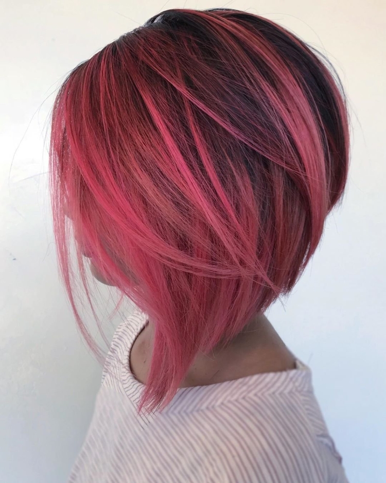 Боб каре с розовыми прядями