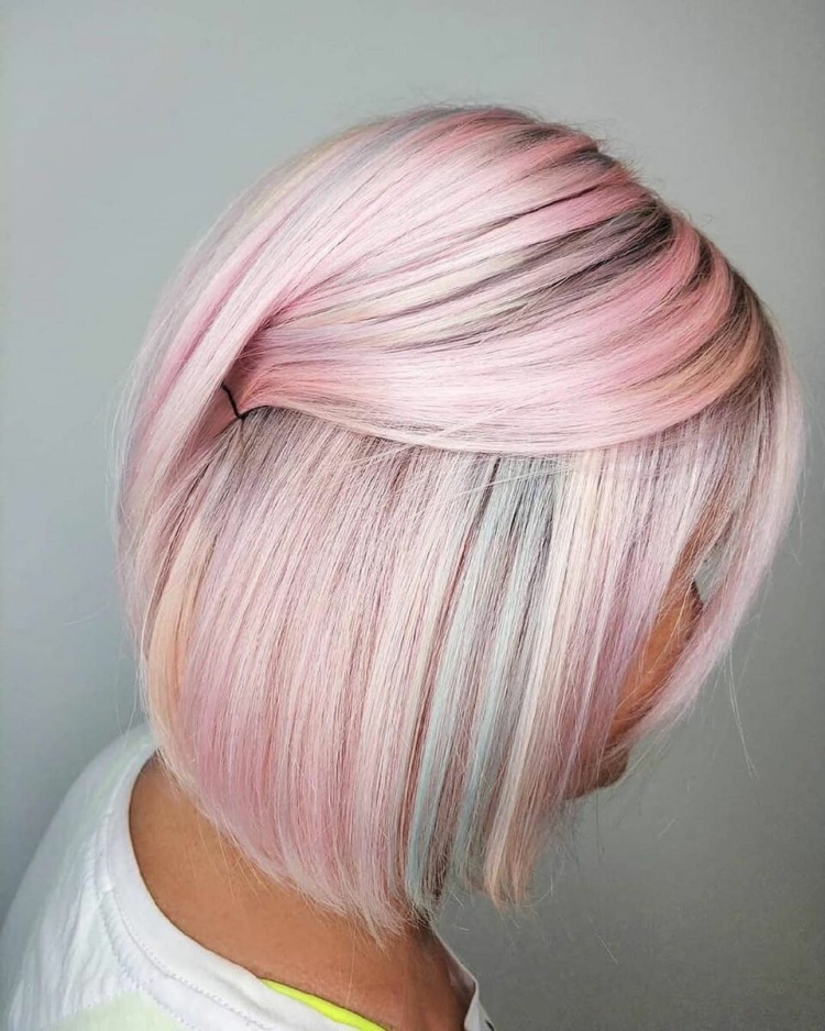 Каре блонд с розовыми прядями