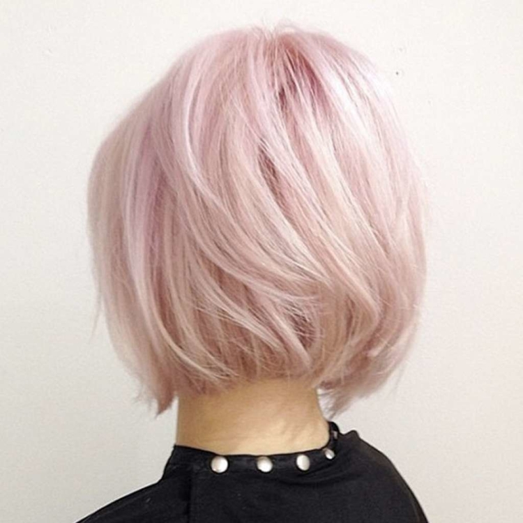 Розовый блонд на коротких волосах