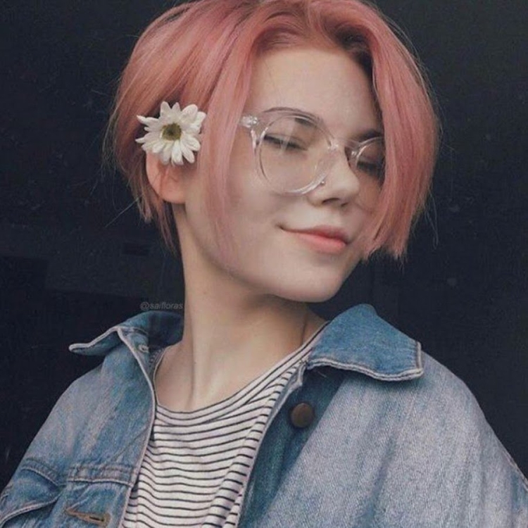 Девушка с короткими розовыми волосами