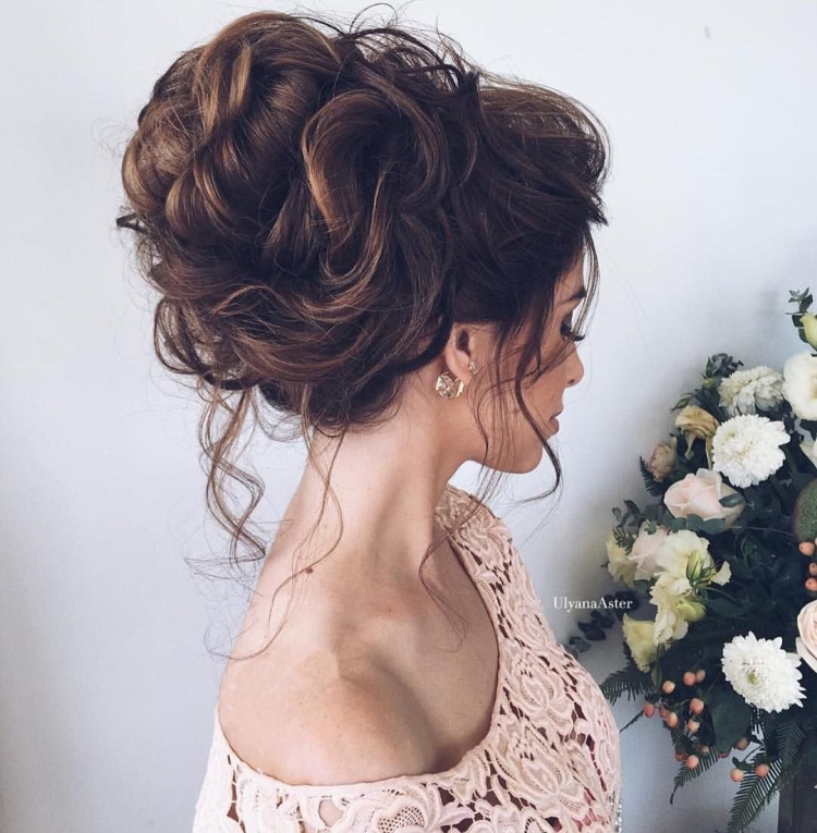 Собранная прическа на длинные волосы