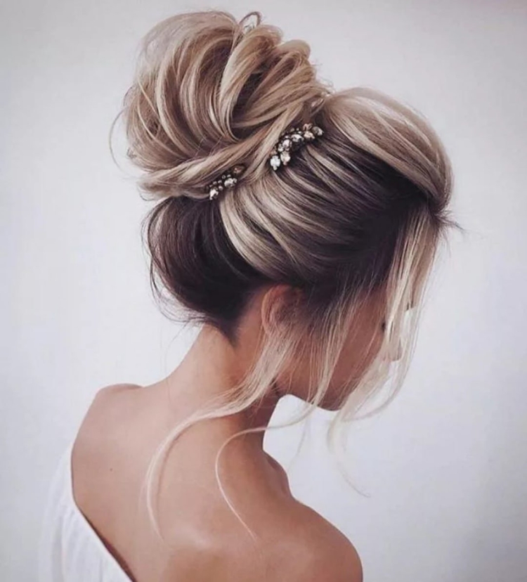Минималистичные прически на выпускной