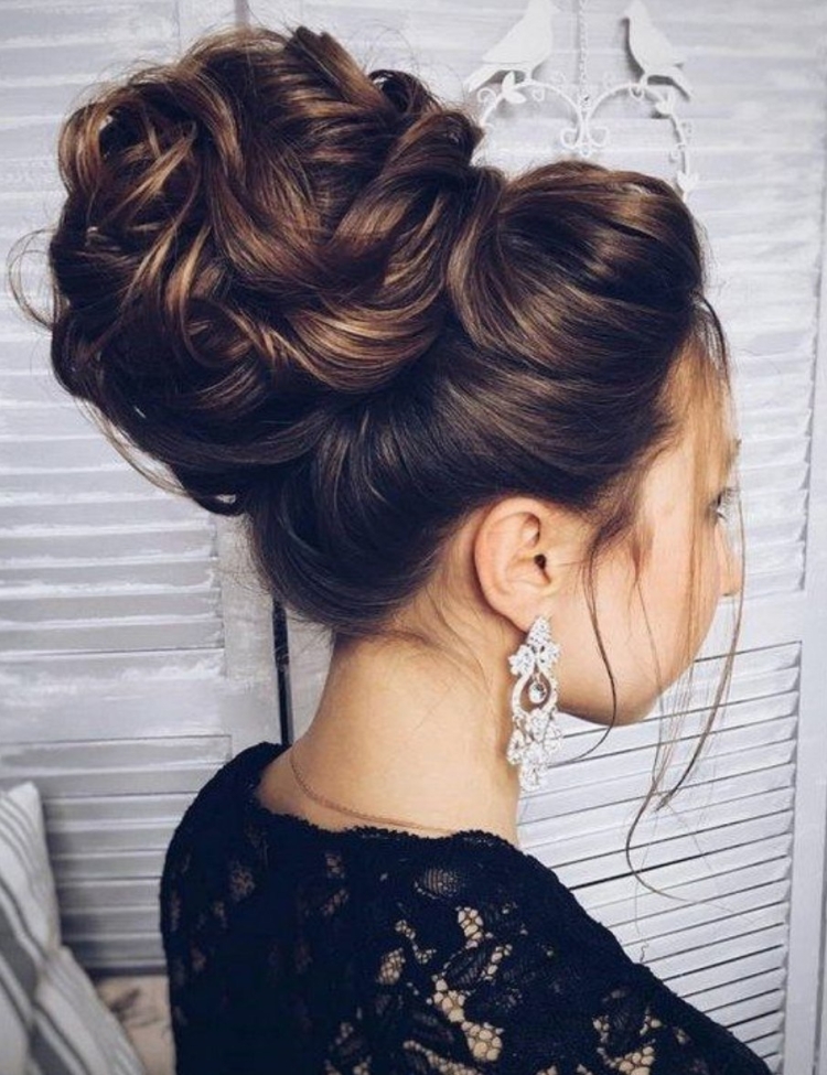 Прическа на выпускной пучок