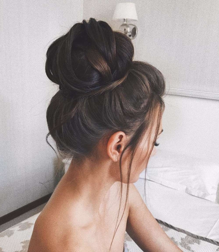 Прическа пучок на длинные темные волосы