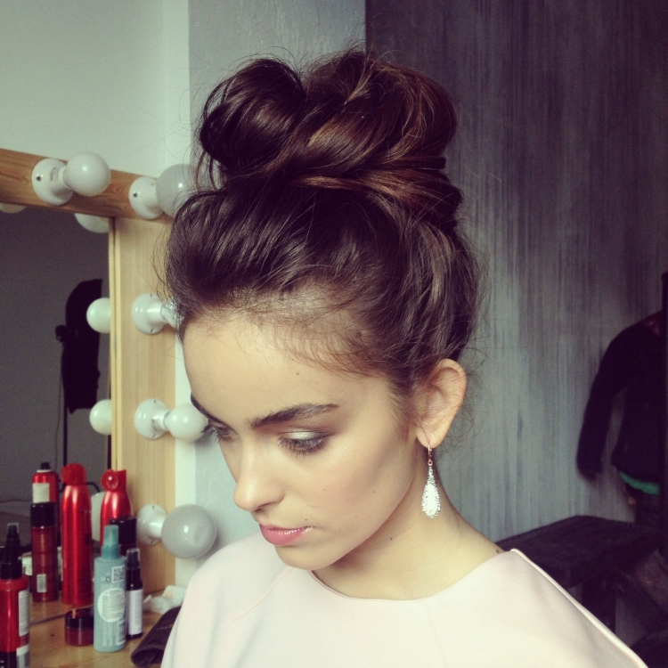 Прическа гулька на голове