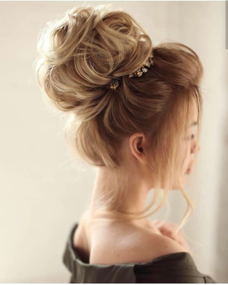 Прическа на свадьбу к подруге