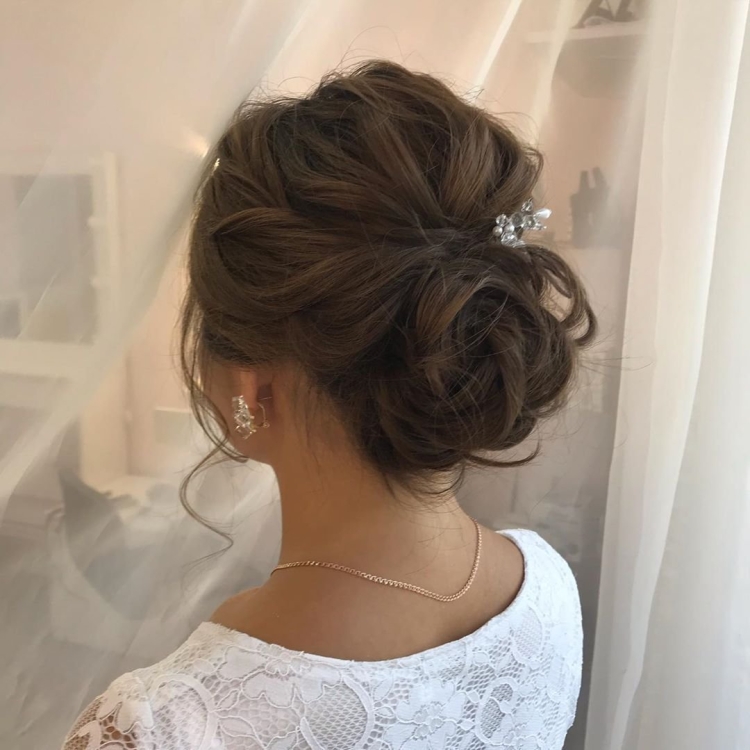 Свадебная прическа низкий пучок с фатой