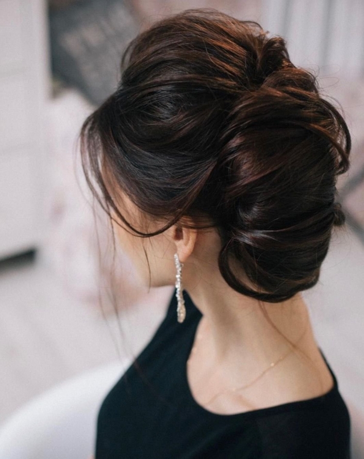 Небрежный пучок на темных волосах