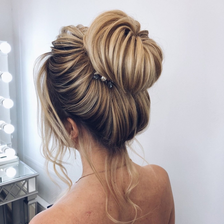 Прическа собранные волосы в пучок