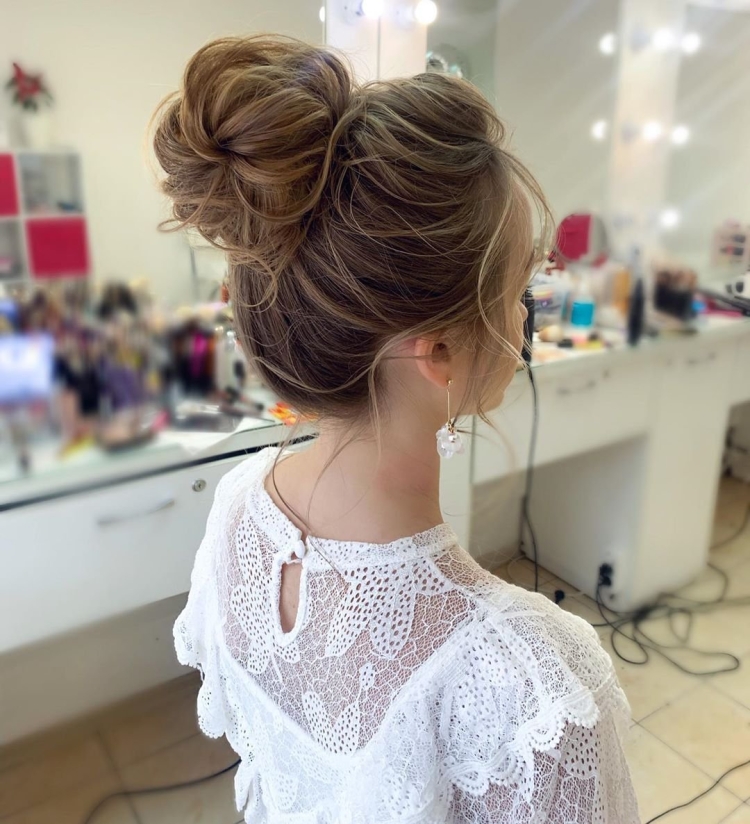 Прическа пучок с выпущенными прядями