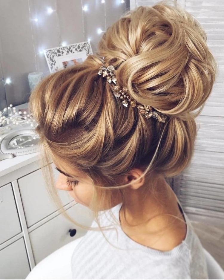 Вечерние прически на средние волосы