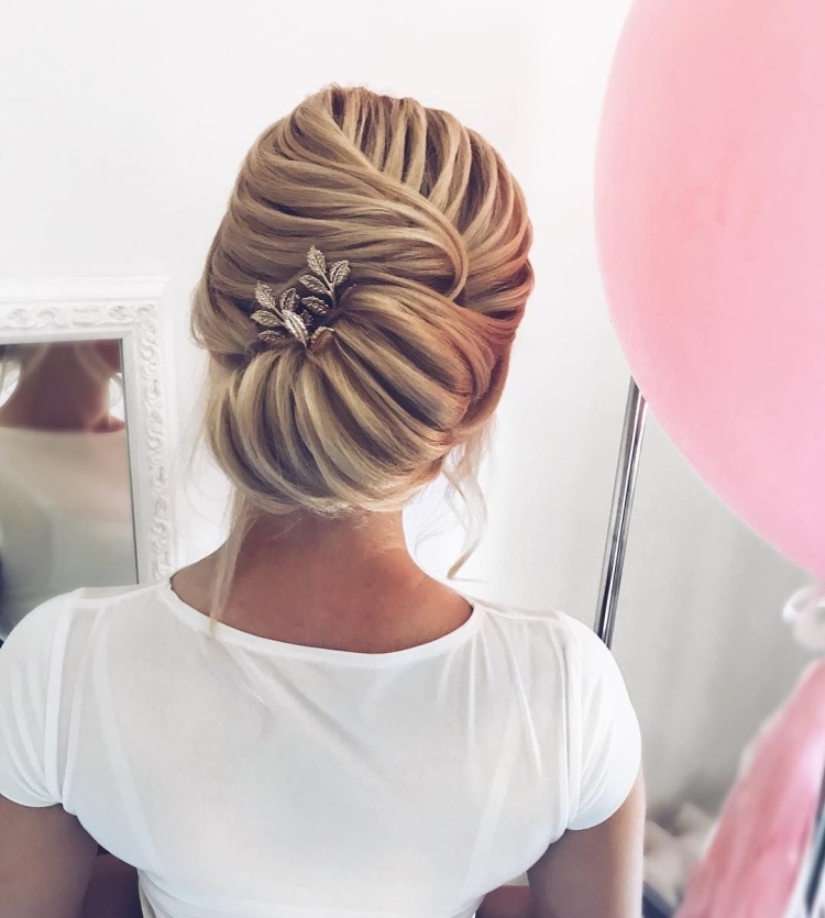 Красивые пучки на средние волосы на выпускной