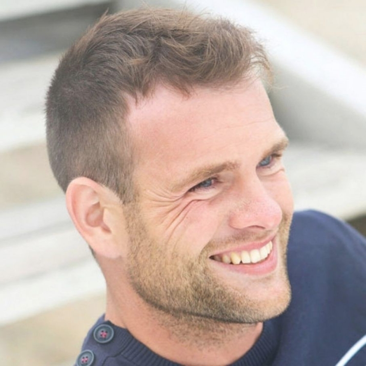 Короткие мужские стрижки с залысинами