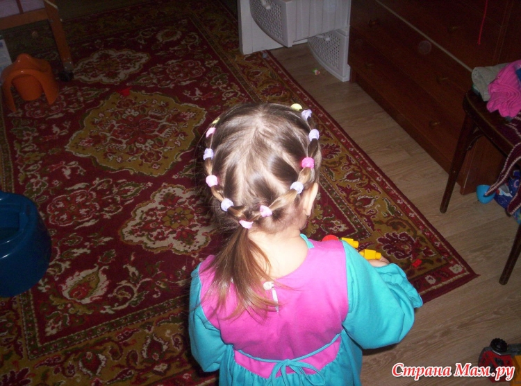 Прическа из резинок по кругу для девочки