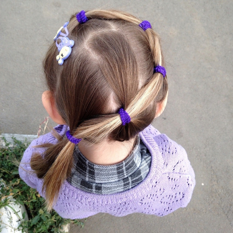 Прическа с хвостиками для девочек с резиночками