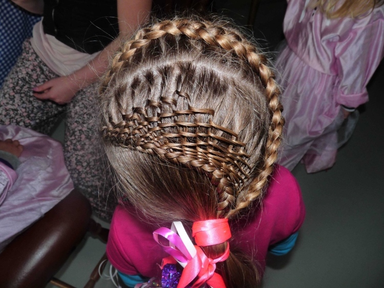 Плетение косичек