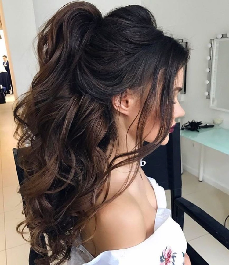 Прическа с начесом и локонами