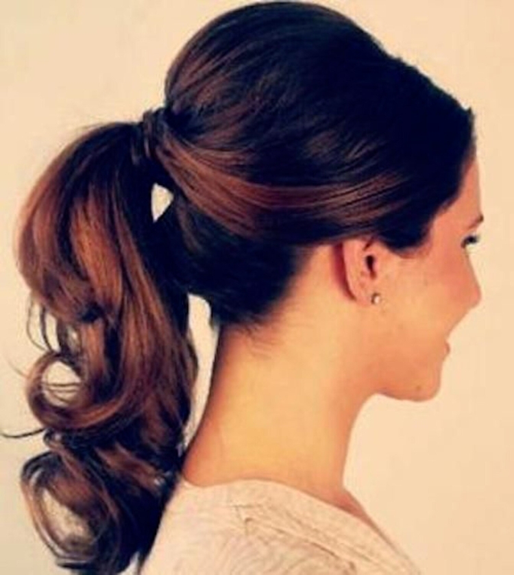 Прическа на средние волосы хвост с начесом