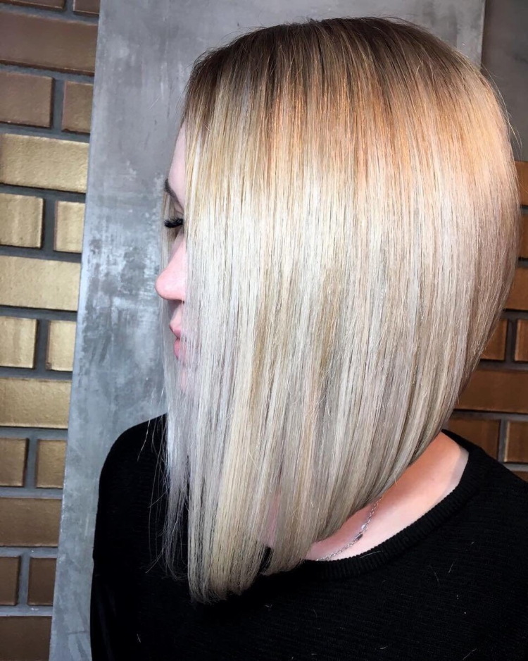 «Боб» или «Боб-каре» с удлиненными прядями.