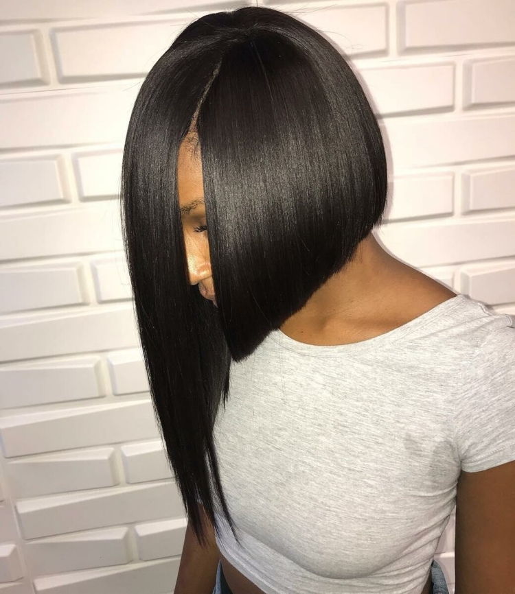 «Боб» или «Боб-каре» с удлиненными прядями.