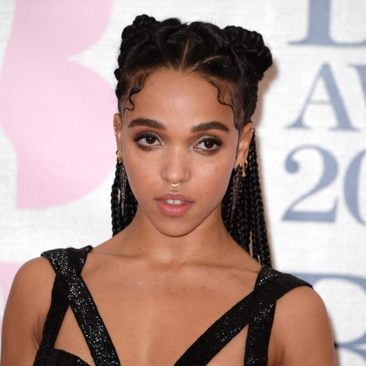 FKA Twigs брейды