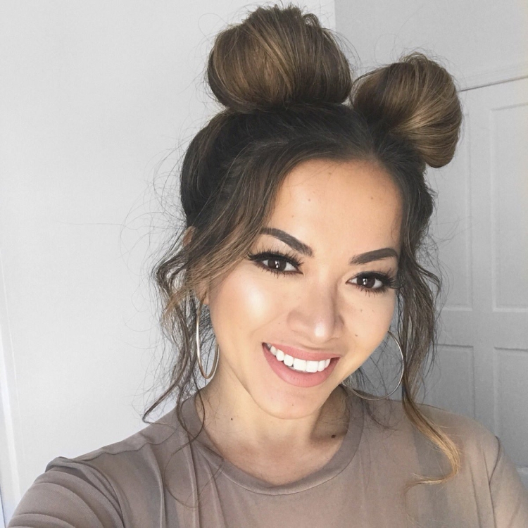 Прическа с двумя пучками