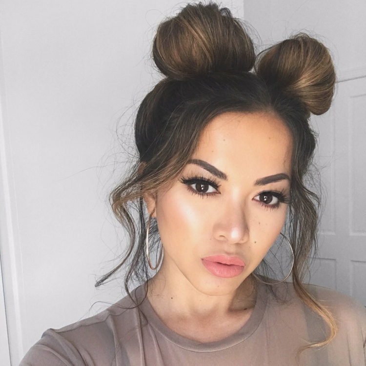 Прическа с двумя пучками