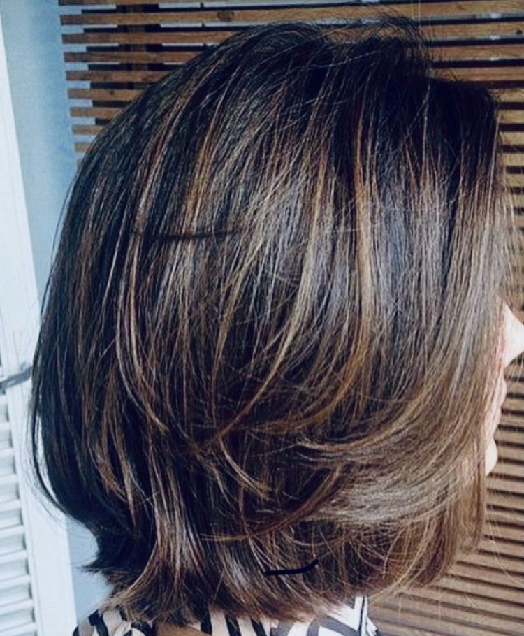 Градуированное каре на средние темные волосы