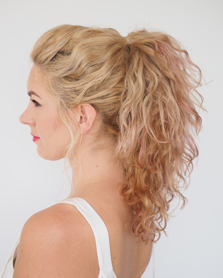 Кудрявый хвост прическа