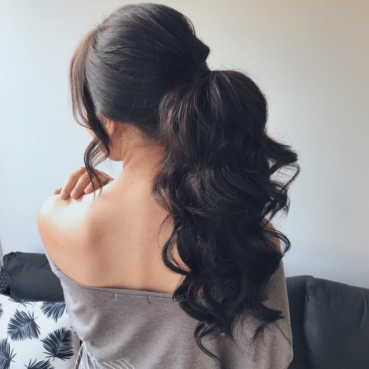 Кудрявый хвост прическа