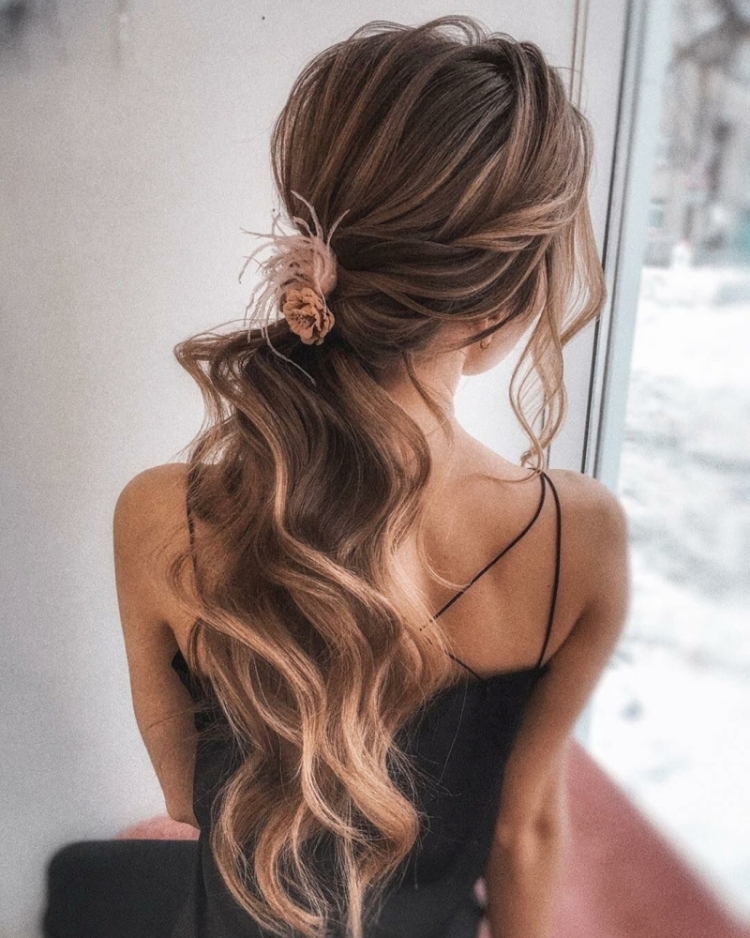 Прически с завитыми волосами собранные в хвост