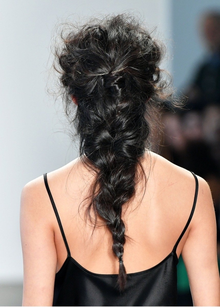 Кудрявые волосы в хвосте