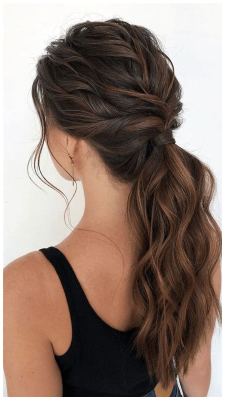 Девочка с кудрявыми волосами со спины