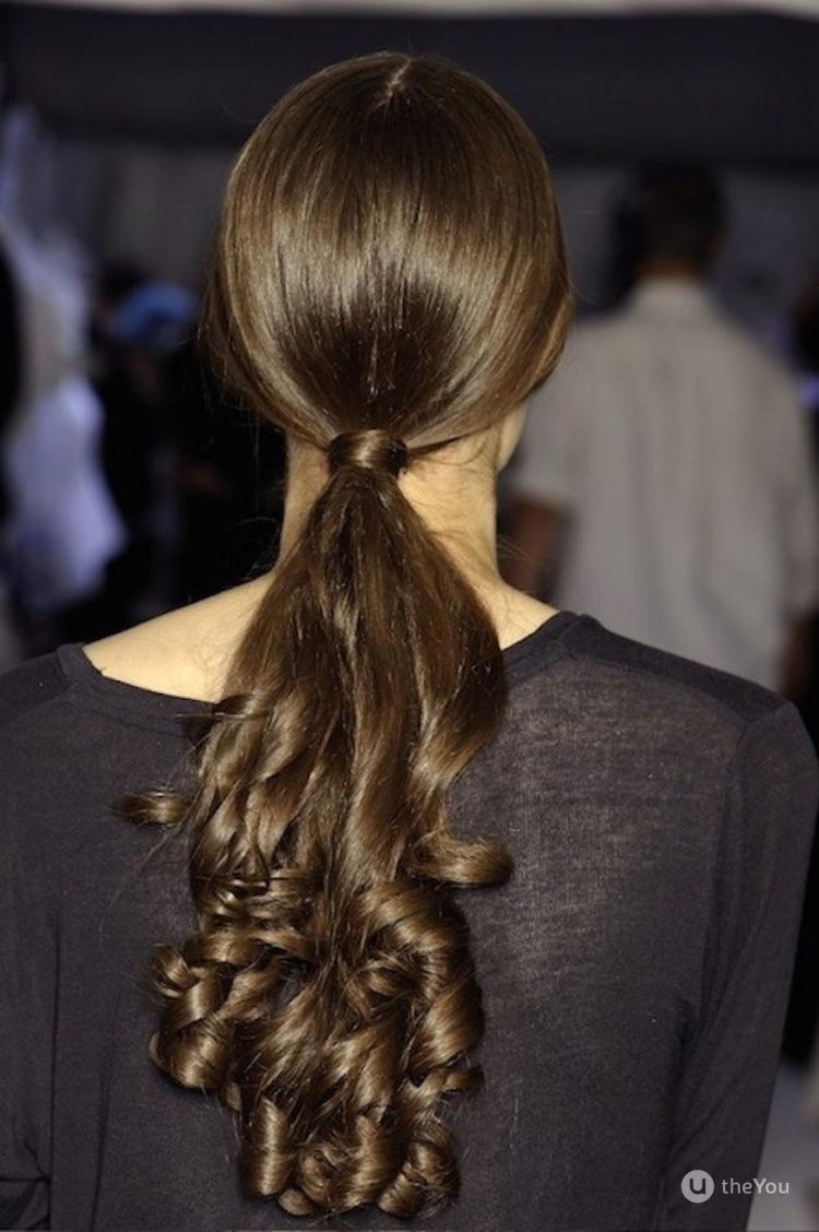 Низкий хвост с локонами