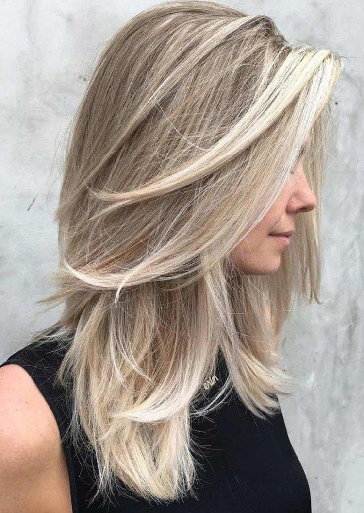 Каскад лесенка на светлые волосы средней длины