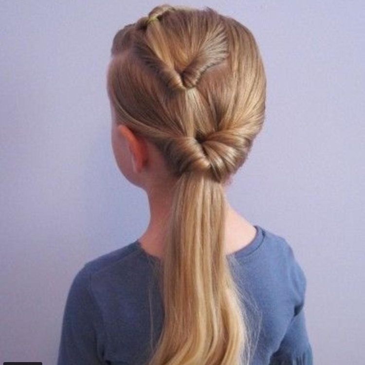 Прическа на 1 сентября хвостики