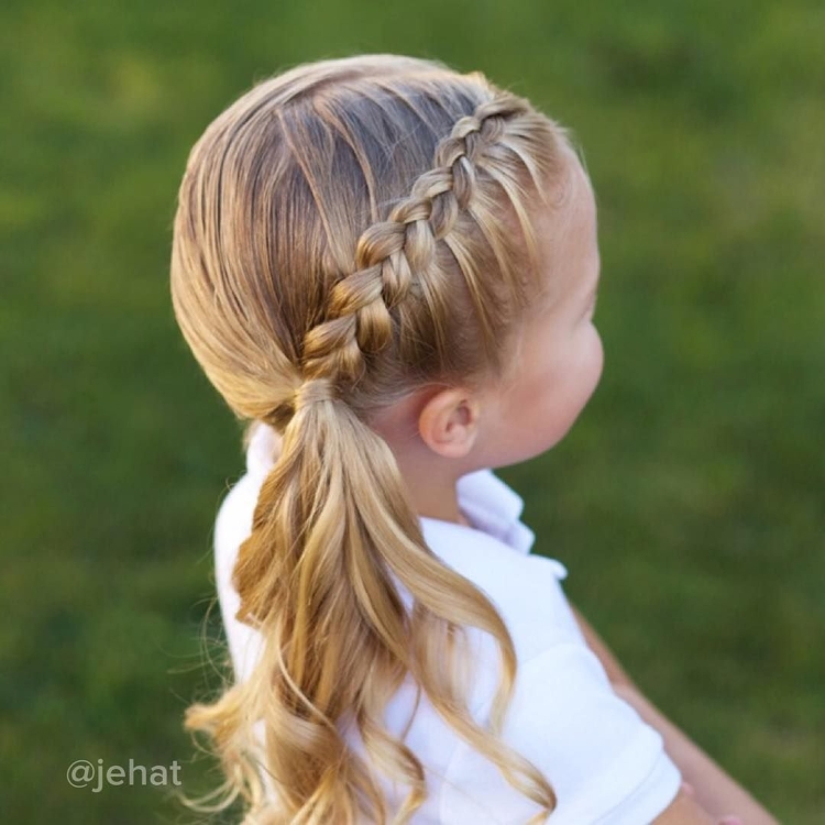 Девочка с косами